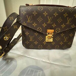 Louis Vuitton Pochette Métis Bag